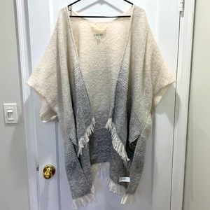 NWOT Women’s American Eagle Outfitters Knit Shawl with Fringes